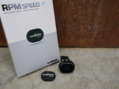 GPS - Geräte & Sensoren von Wahoo, WAHOO RPM SPEED SENSOR – ANT+/BLUETOOTH – MAGNETLOSER GESCHWINDIGKEITSSENSOR vor USEDBIKES - OB.DE Hintergrund