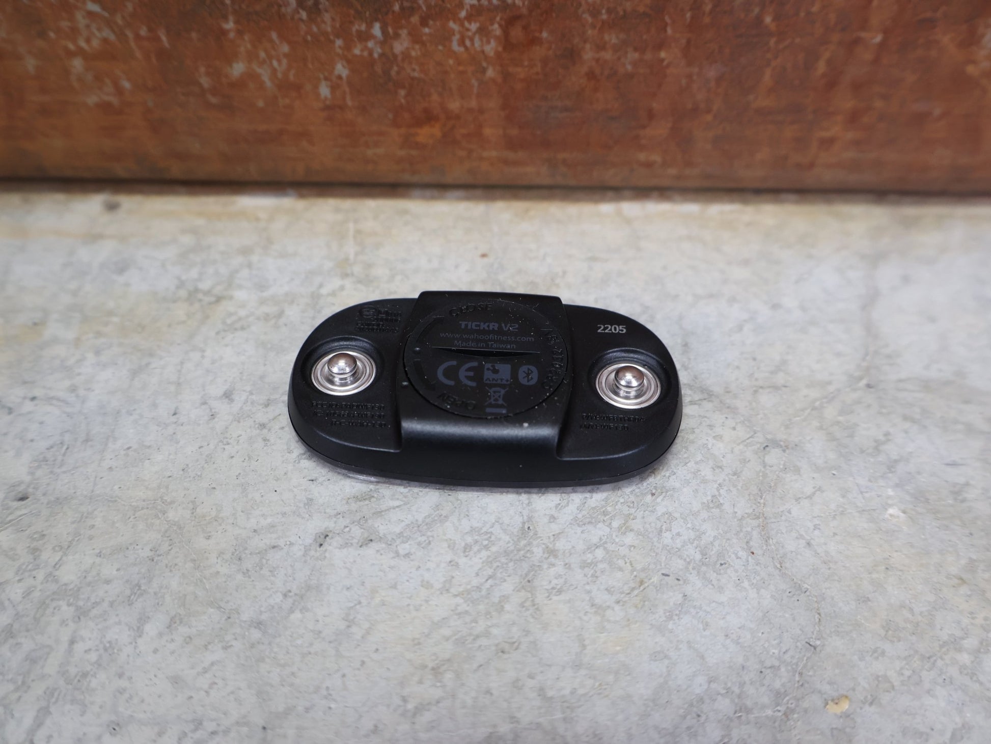 GPS - Geräte & Sensoren von Wahoo, WAHOO TICKR – HERZFREQUENZSENSOR / BLUETOOTH & ANT+ / WFBTHR04 vor USEDBIKES - OB.DE Hintergrund