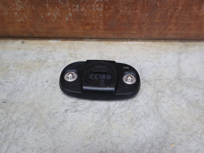 GPS - Geräte & Sensoren von Wahoo, WAHOO TICKR – HERZFREQUENZSENSOR / BLUETOOTH & ANT+ / WFBTHR04 vor USEDBIKES - OB.DE Hintergrund