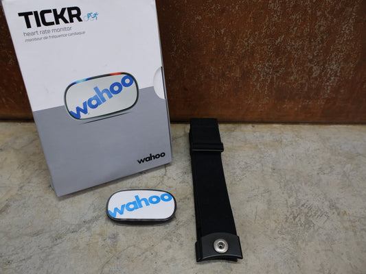 GPS - Geräte & Sensoren von Wahoo, WAHOO TICKR – HERZFREQUENZSENSOR / BLUETOOTH & ANT+ / WFBTHR04 vor USEDBIKES - OB.DE Hintergrund