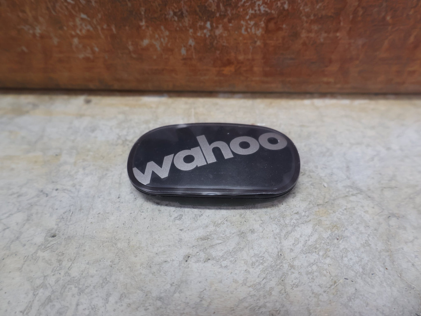 GPS - Geräte & Sensoren von Wahoo, WAHOO TICKR STEALTH – HERZFREQUENZSENSOR / BLUETOOTH & ANT+ / WFBTHR04G vor USEDBIKES - OB.DE Hintergrund