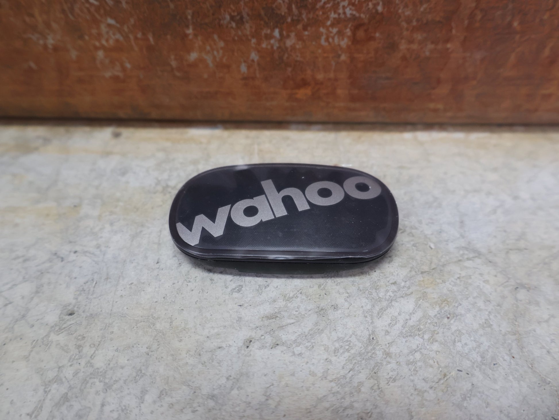 GPS - Geräte & Sensoren von Wahoo, WAHOO TICKR STEALTH – HERZFREQUENZSENSOR / BLUETOOTH & ANT+ / WFBTHR04G vor USEDBIKES - OB.DE Hintergrund