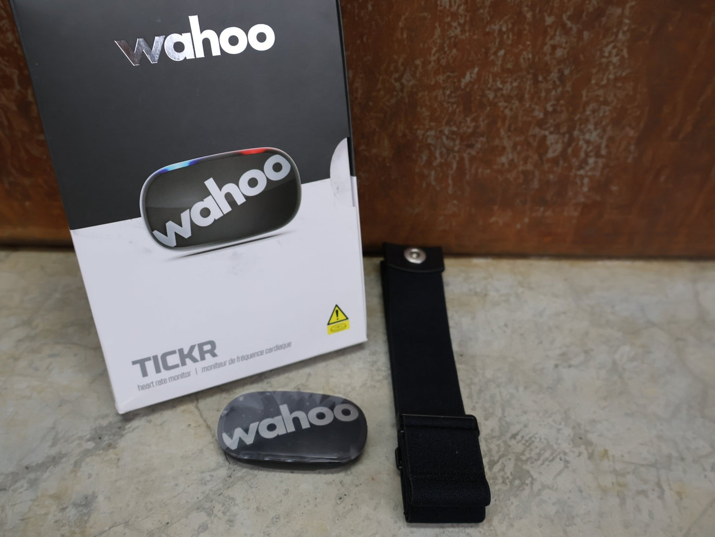 GPS - Geräte & Sensoren von Wahoo, WAHOO TICKR STEALTH – HERZFREQUENZSENSOR / BLUETOOTH & ANT+ / WFBTHR04G vor USEDBIKES - OB.DE Hintergrund