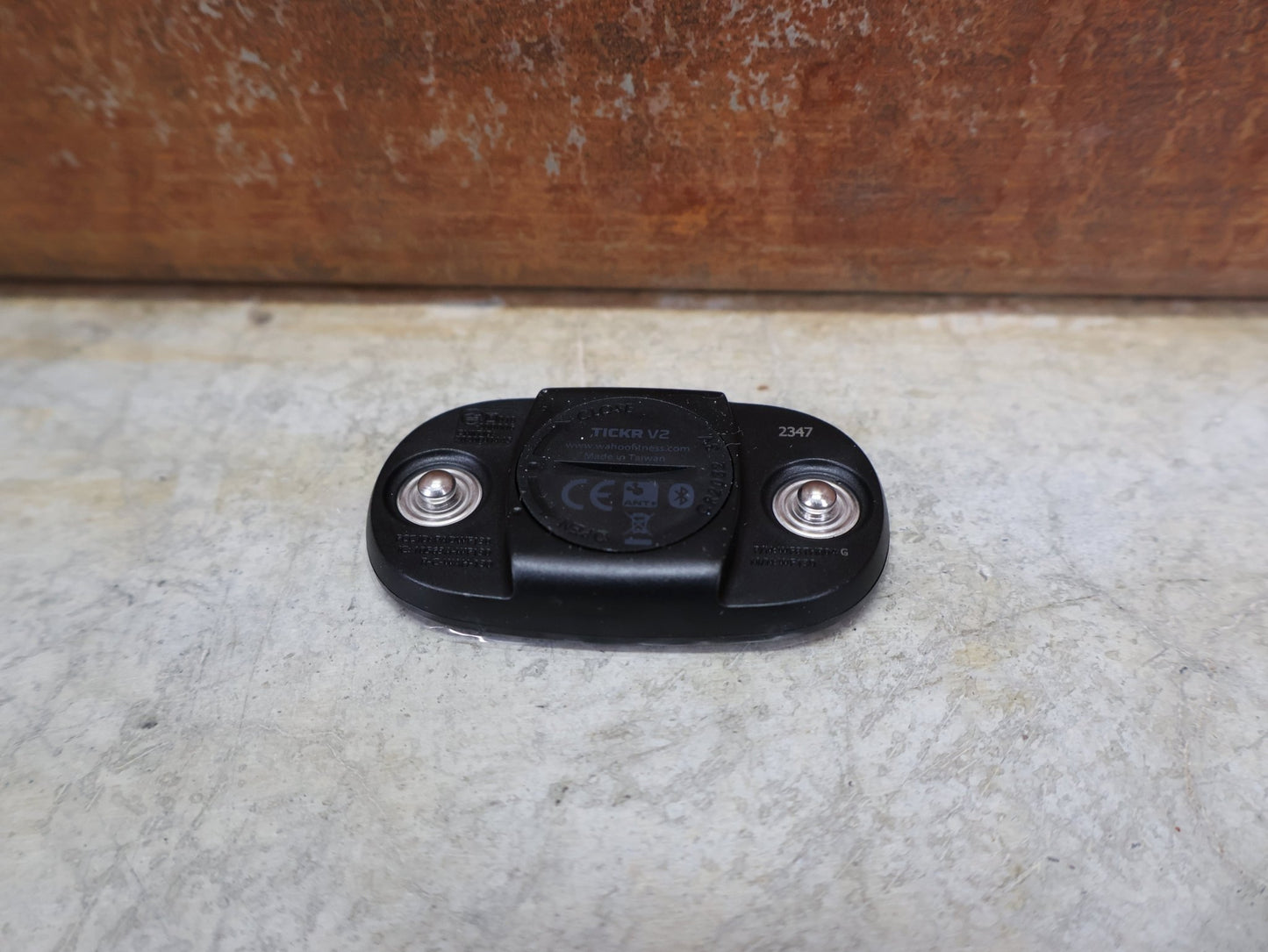 GPS - Geräte & Sensoren von Wahoo, WAHOO TICKR STEALTH – HERZFREQUENZSENSOR / BLUETOOTH & ANT+ / WFBTHR04G vor USEDBIKES - OB.DE Hintergrund