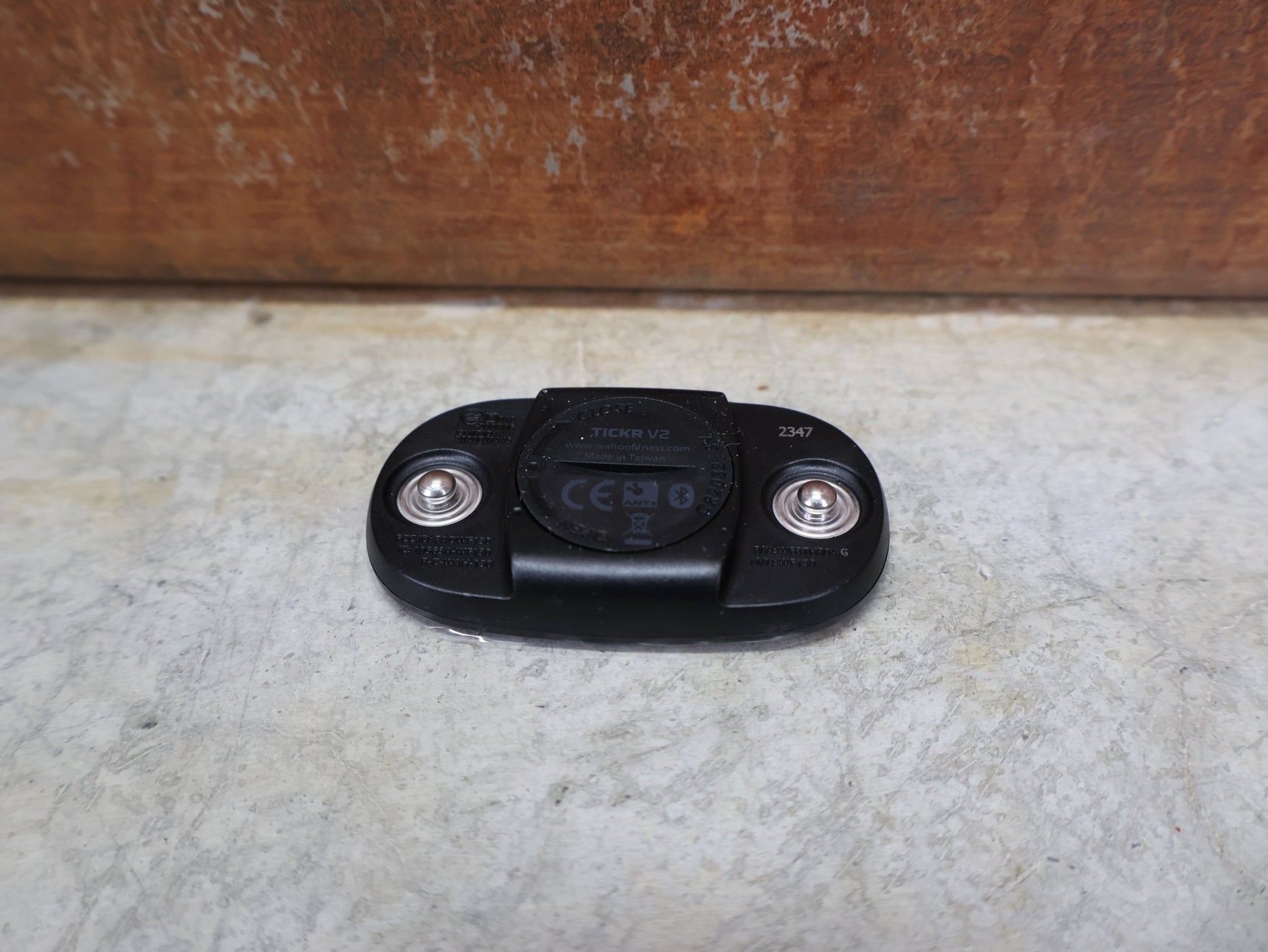 GPS - Geräte & Sensoren von Wahoo, WAHOO TICKR STEALTH – HERZFREQUENZSENSOR / BLUETOOTH & ANT+ / WFBTHR04G vor USEDBIKES - OB.DE Hintergrund