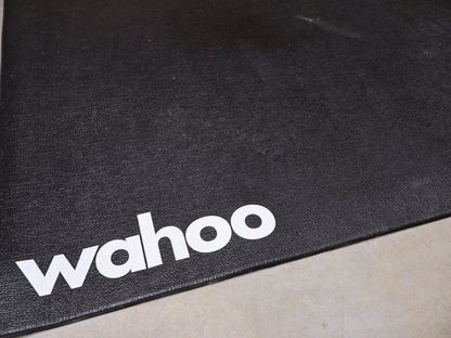 Rollentrainer & Zubehör von Wahoo, WAHOO TRAININGSMATTE FÜR HEIMTRAINER WFKICKRMAT vor USEDBIKES - OB.DE Hintergrund