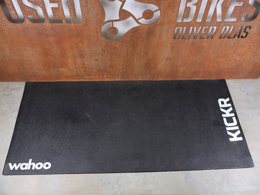 Rollentrainer & Zubehör von Wahoo, WAHOO TRAININGSMATTE FÜR HEIMTRAINER WFKICKRMAT vor USEDBIKES - OB.DE Hintergrund