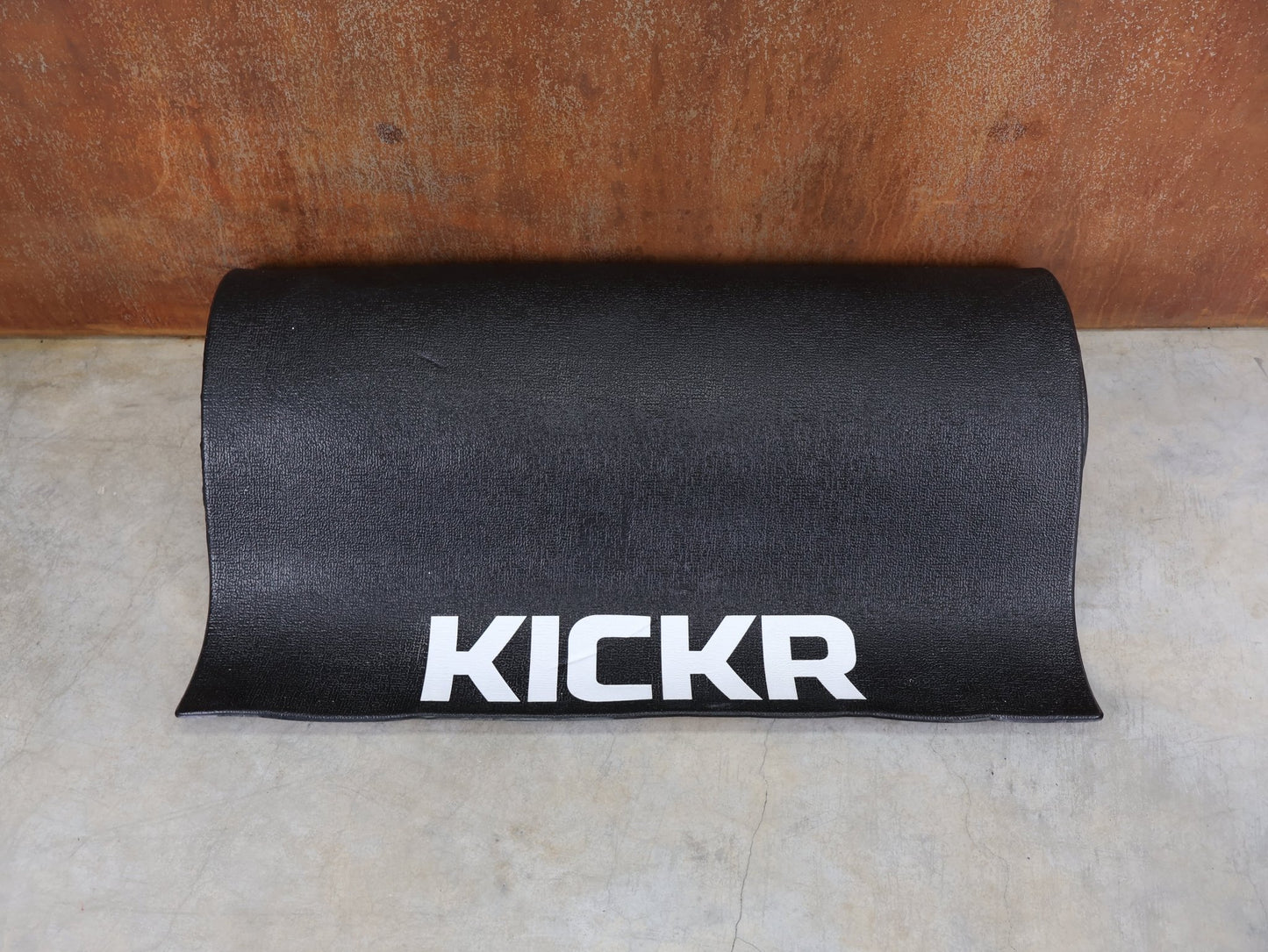 Rollentrainer & Zubehör von Wahoo, WAHOO TRAININGSMATTE FÜR HEIMTRAINER WFKICKRMAT vor USEDBIKES - OB.DE Hintergrund