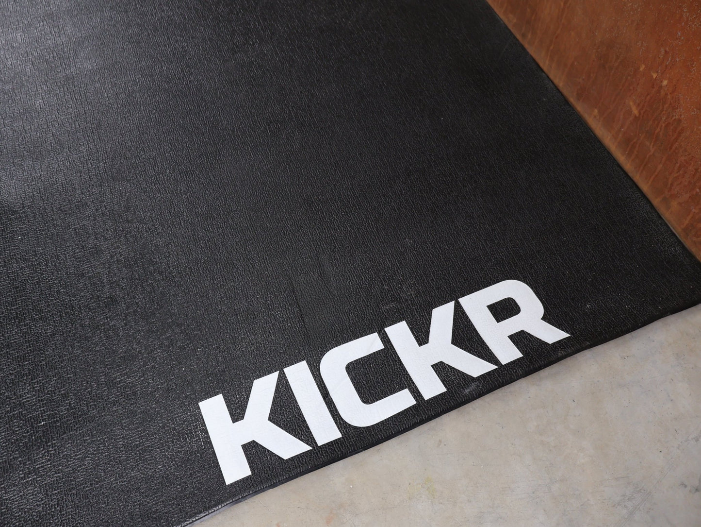 Rollentrainer & Zubehör von Wahoo, WAHOO TRAININGSMATTE FÜR HEIMTRAINER WFKICKRMAT vor USEDBIKES - OB.DE Hintergrund