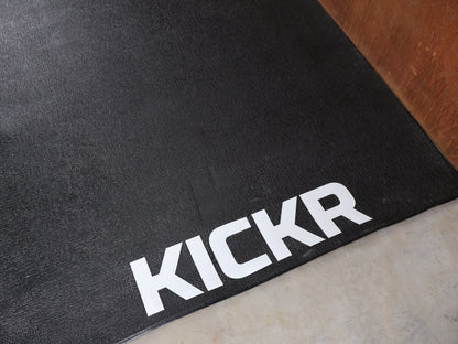 Rollentrainer & Zubehör von Wahoo, WAHOO TRAININGSMATTE FÜR HEIMTRAINER WFKICKRMAT vor USEDBIKES - OB.DE Hintergrund