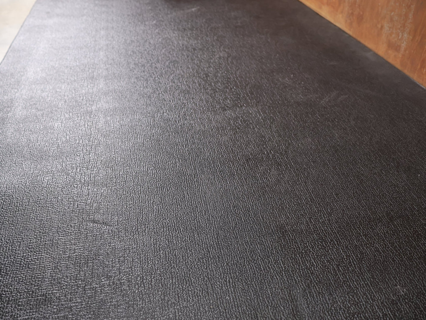 Rollentrainer & Zubehör von Wahoo, WAHOO TRAININGSMATTE FÜR HEIMTRAINER WFKICKRMAT vor USEDBIKES - OB.DE Hintergrund