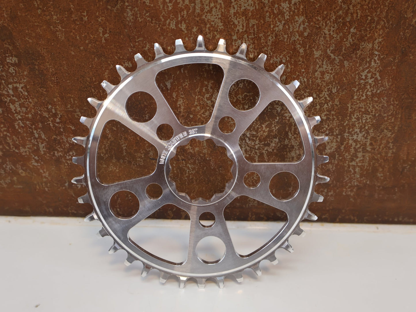 Kettenblatt von White Industries, WHITE INDUSTRIES MR30 TSR KETTENBLATT / POLISHED SILVER / 38 ZÄHNE / DIRECT MOUNT vor USEDBIKES - OB.DE Hintergrund