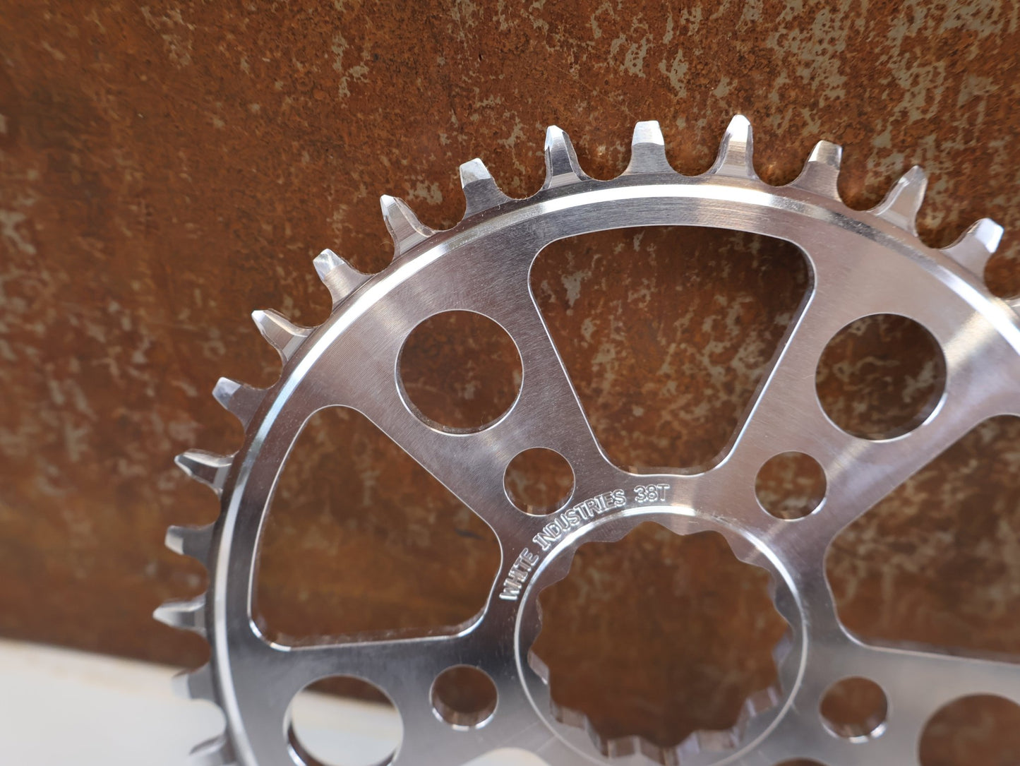 Kettenblatt von White Industries, WHITE INDUSTRIES MR30 TSR KETTENBLATT / POLISHED SILVER / 38 ZÄHNE / DIRECT MOUNT vor USEDBIKES - OB.DE Hintergrund