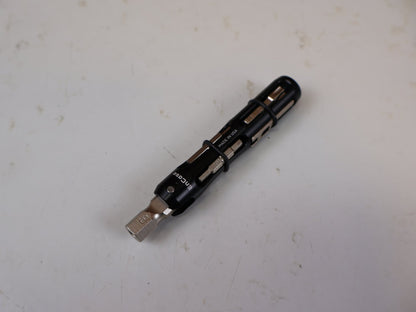 Luftpumpen & Werkzeug von Wolf Tooth, WOLF TOOTH ENCASE BAR KIT ONE MULTITOOL LENKER AUFBEWAHRUNG SCHWARZ vor USEDBIKES-OB.DE Hintergrund
