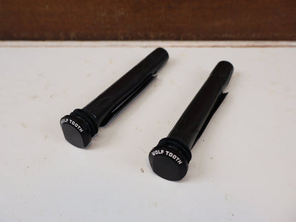 Luftpumpen & Werkzeug von Wolf Tooth, WOLF TOOTH ENCASE BAR KIT ONE MULTITOOL LENKER AUFBEWAHRUNG SCHWARZ vor USEDBIKES-OB.DE Hintergrund