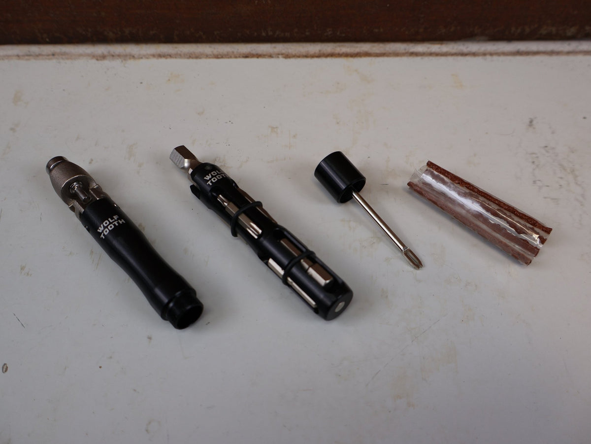 Luftpumpen & Werkzeug von Wolf Tooth, WOLF TOOTH ENCASE BAR KIT ONE MULTITOOL LENKER AUFBEWAHRUNG SCHWARZ vor USEDBIKES-OB.DE Hintergrund
