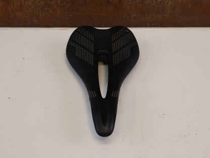 Sattel von WTB, WTB GRAVELIER TITAN SATTEL / 248X142 MM / GRAVEL & BIKEPACKING / 210 G vor USEDBIKES-OB.DE Hintergrund