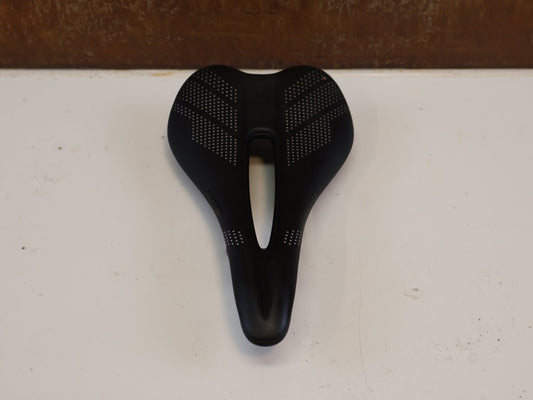 Sattel von WTB, WTB GRAVELIER TITAN SATTEL / 248X142 MM / GRAVEL & BIKEPACKING / 210 G vor USEDBIKES-OB.DE Hintergrund