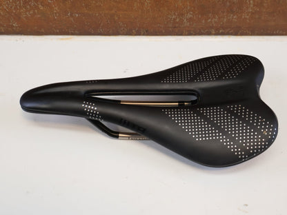 Sattel von WTB, WTB GRAVELIER TITAN SATTEL / 248X142 MM / GRAVEL & BIKEPACKING / 210 G vor USEDBIKES-OB.DE Hintergrund