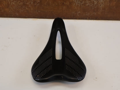 Sattel von WTB, WTB GRAVELIER TITAN SATTEL / 248X142 MM / GRAVEL & BIKEPACKING / 210 G vor USEDBIKES-OB.DE Hintergrund