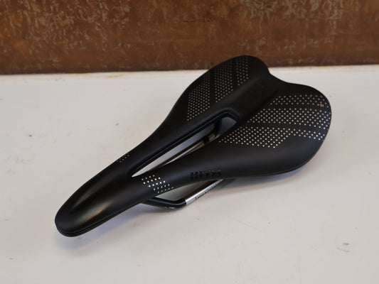 Sattel von WTB, WTB GRAVELIER TITAN SATTEL / 248X142 MM / GRAVEL & BIKEPACKING / 210 G vor USEDBIKES-OB.DE Hintergrund