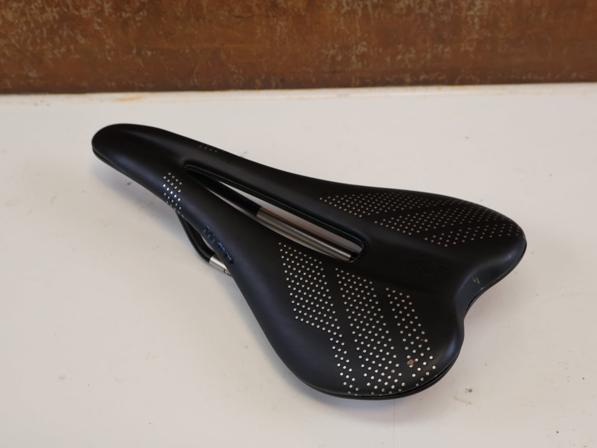 Sattel von WTB, WTB GRAVELIER TITAN SATTEL / 248X142 MM / GRAVEL & BIKEPACKING / 210 G vor USEDBIKES-OB.DE Hintergrund