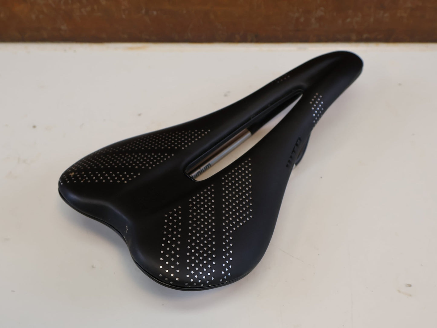 Sattel von WTB, WTB GRAVELIER TITAN SATTEL / 248X142 MM / GRAVEL & BIKEPACKING / 210 G vor USEDBIKES-OB.DE Hintergrund