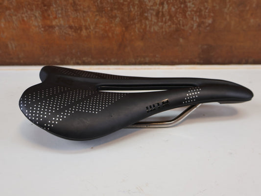 Sattel von WTB, WTB GRAVELIER TITAN SATTEL / 248X142 MM / GRAVEL & BIKEPACKING / 210 G vor USEDBIKES-OB.DE Hintergrund
