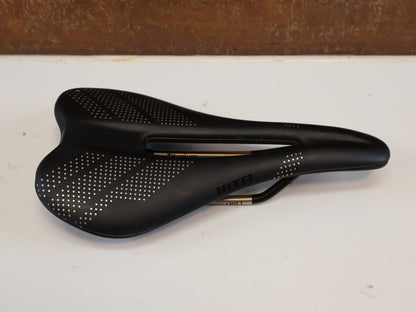 Sattel von WTB, WTB GRAVELIER TITAN SATTEL / 248X142 MM / GRAVEL & BIKEPACKING / 210 G vor USEDBIKES-OB.DE Hintergrund