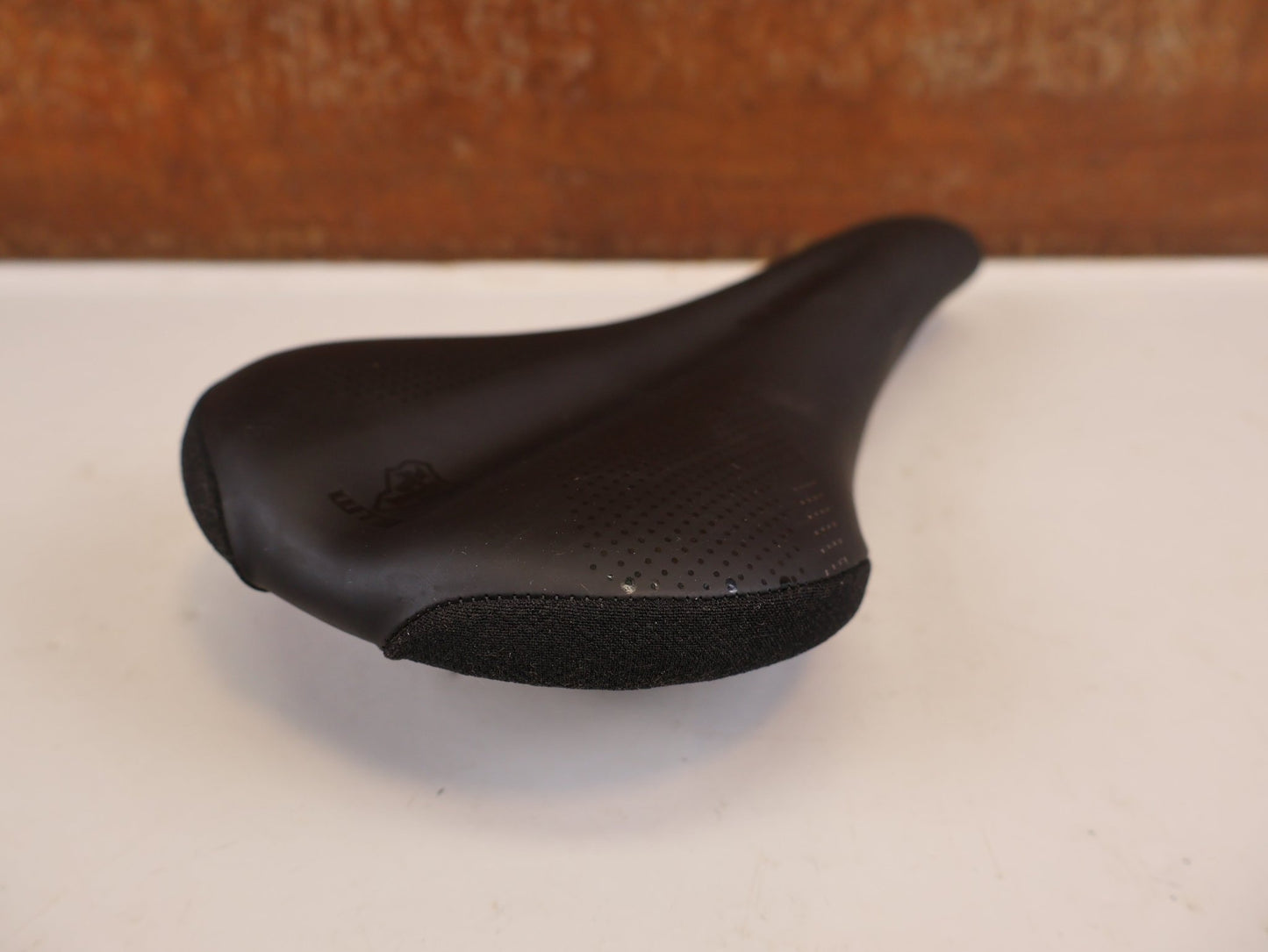 Sattel von WTB, WTB SILVERADO TITANIUM SATTEL 135 MM MTB ROAD GRAVEL vor USEDBIKES-OB.DE Hintergrund