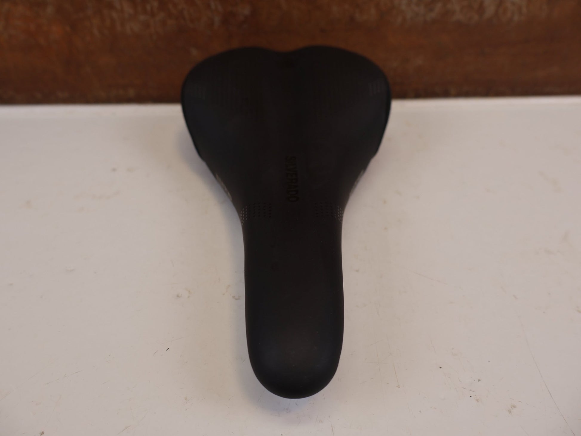 Sattel von WTB, WTB SILVERADO TITANIUM SATTEL 135 MM MTB ROAD GRAVEL vor USEDBIKES-OB.DE Hintergrund