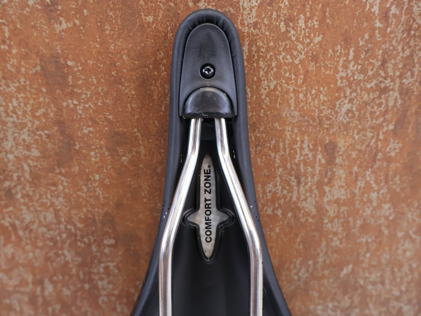 Sattel von WTB, WTB SILVERADO TITANIUM SATTEL 135 MM MTB ROAD GRAVEL vor USEDBIKES-OB.DE Hintergrund