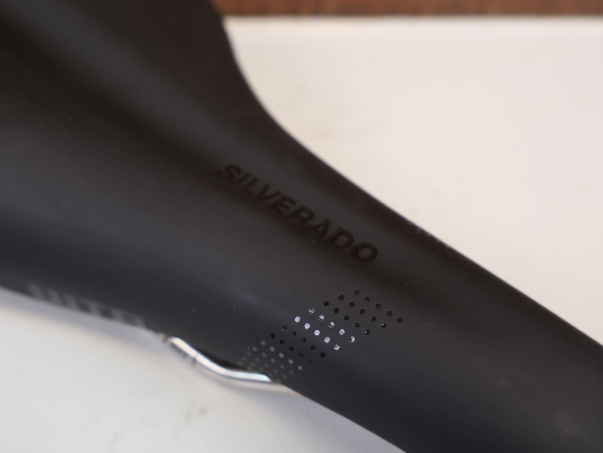 Sattel von WTB, WTB SILVERADO TITANIUM SATTEL 135 MM MTB ROAD GRAVEL vor USEDBIKES-OB.DE Hintergrund