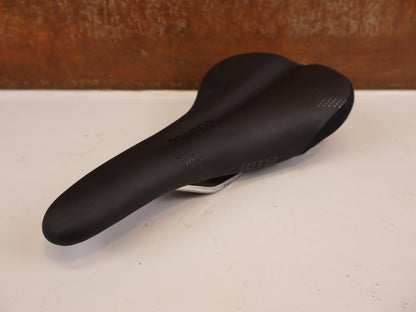 Sattel von WTB, WTB SILVERADO TITANIUM SATTEL 135 MM MTB ROAD GRAVEL vor USEDBIKES-OB.DE Hintergrund