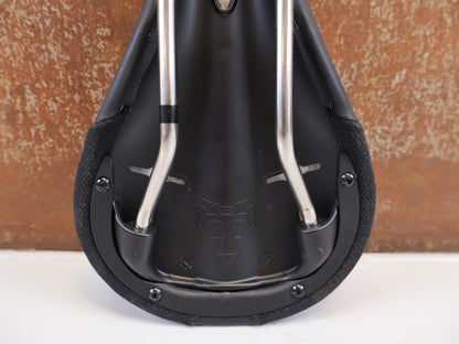 Sattel von WTB, WTB SILVERADO TITANIUM SATTEL 135 MM MTB ROAD GRAVEL vor USEDBIKES-OB.DE Hintergrund