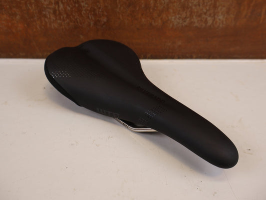 Sattel von WTB, WTB SILVERADO TITANIUM SATTEL 135 MM MTB ROAD GRAVEL vor USEDBIKES-OB.DE Hintergrund