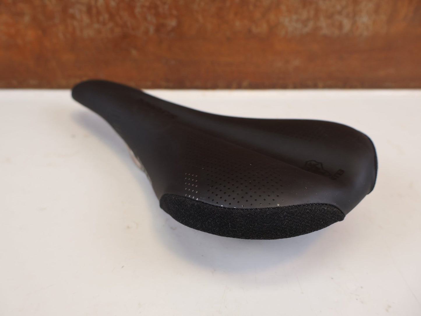 Sattel von WTB, WTB SILVERADO TITANIUM SATTEL 135 MM MTB ROAD GRAVEL vor USEDBIKES-OB.DE Hintergrund