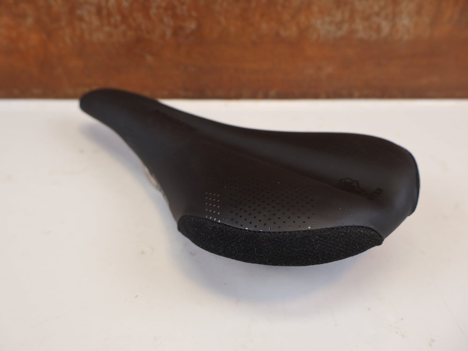 Sattel von WTB, WTB SILVERADO TITANIUM SATTEL 135 MM MTB ROAD GRAVEL vor USEDBIKES-OB.DE Hintergrund