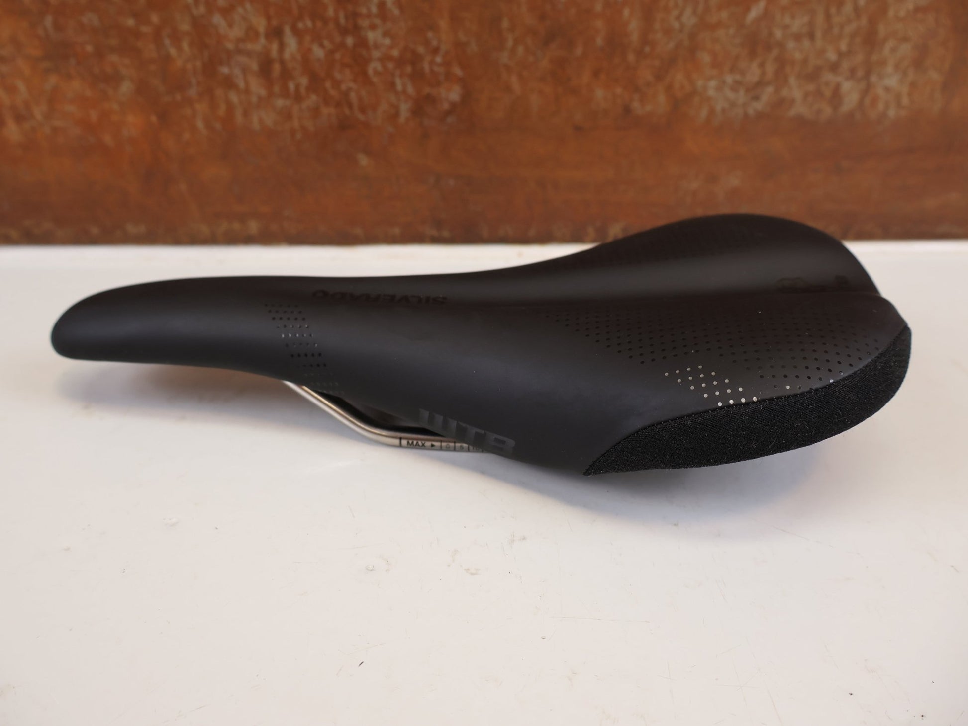 Sattel von WTB, WTB SILVERADO TITANIUM SATTEL 135 MM MTB ROAD GRAVEL vor USEDBIKES-OB.DE Hintergrund