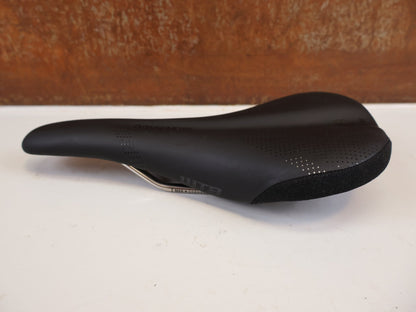 Sattel von WTB, WTB SILVERADO TITANIUM SATTEL 135 MM MTB ROAD GRAVEL vor USEDBIKES-OB.DE Hintergrund