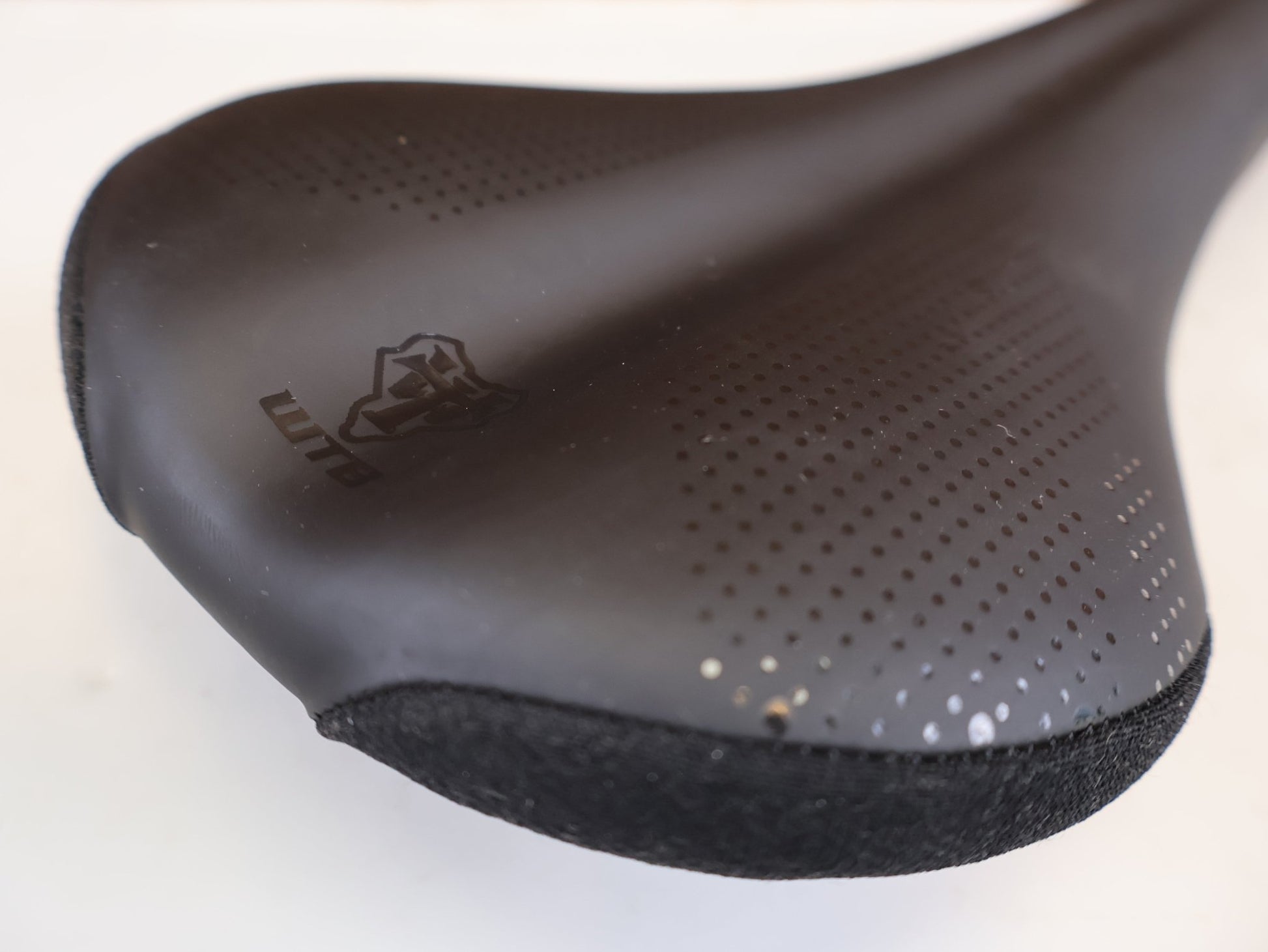 Sattel von WTB, WTB SILVERADO TITANIUM SATTEL 135 MM MTB ROAD GRAVEL vor USEDBIKES-OB.DE Hintergrund