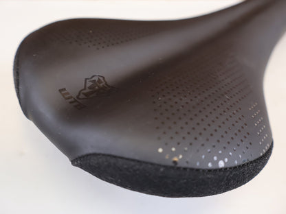 Sattel von WTB, WTB SILVERADO TITANIUM SATTEL 135 MM MTB ROAD GRAVEL vor USEDBIKES-OB.DE Hintergrund