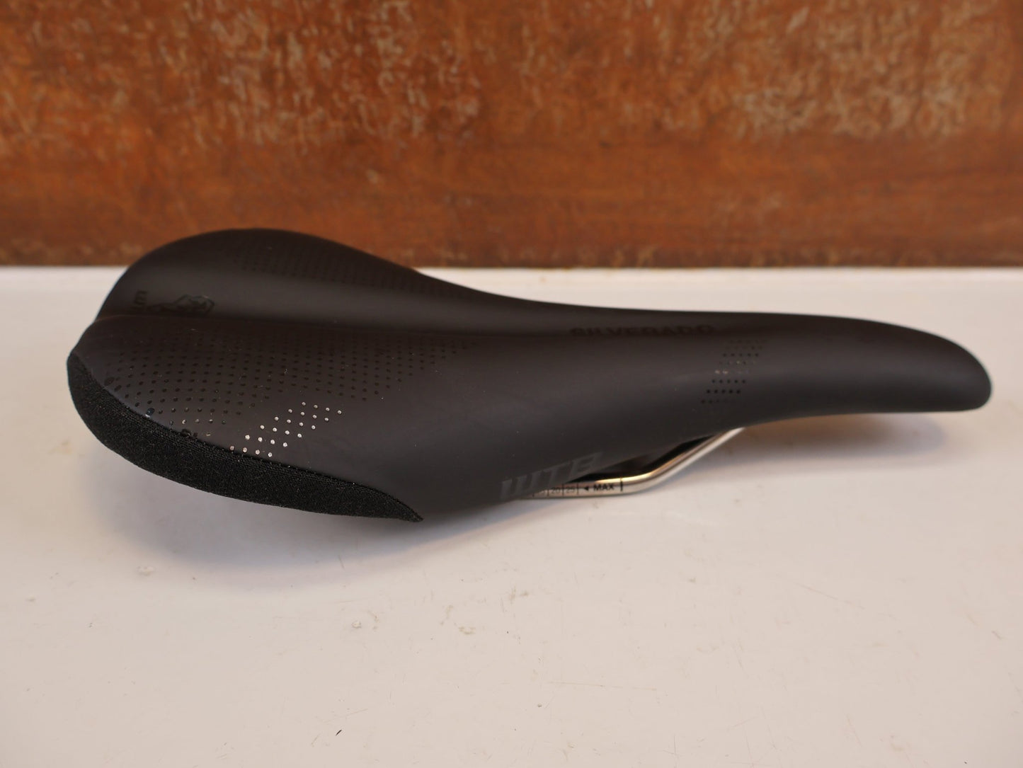 Sattel von WTB, WTB SILVERADO TITANIUM SATTEL 135 MM MTB ROAD GRAVEL vor USEDBIKES-OB.DE Hintergrund