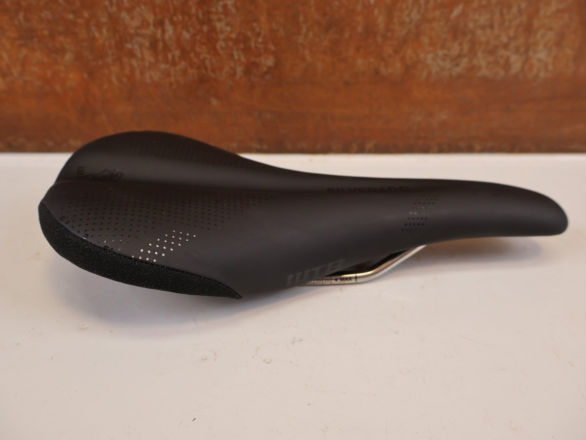 Sattel von WTB, WTB SILVERADO TITANIUM SATTEL 135 MM MTB ROAD GRAVEL vor USEDBIKES-OB.DE Hintergrund
