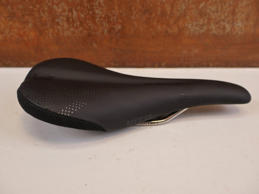 Sattel von WTB, WTB SILVERADO TITANIUM SATTEL 135 MM MTB ROAD GRAVEL vor USEDBIKES-OB.DE Hintergrund