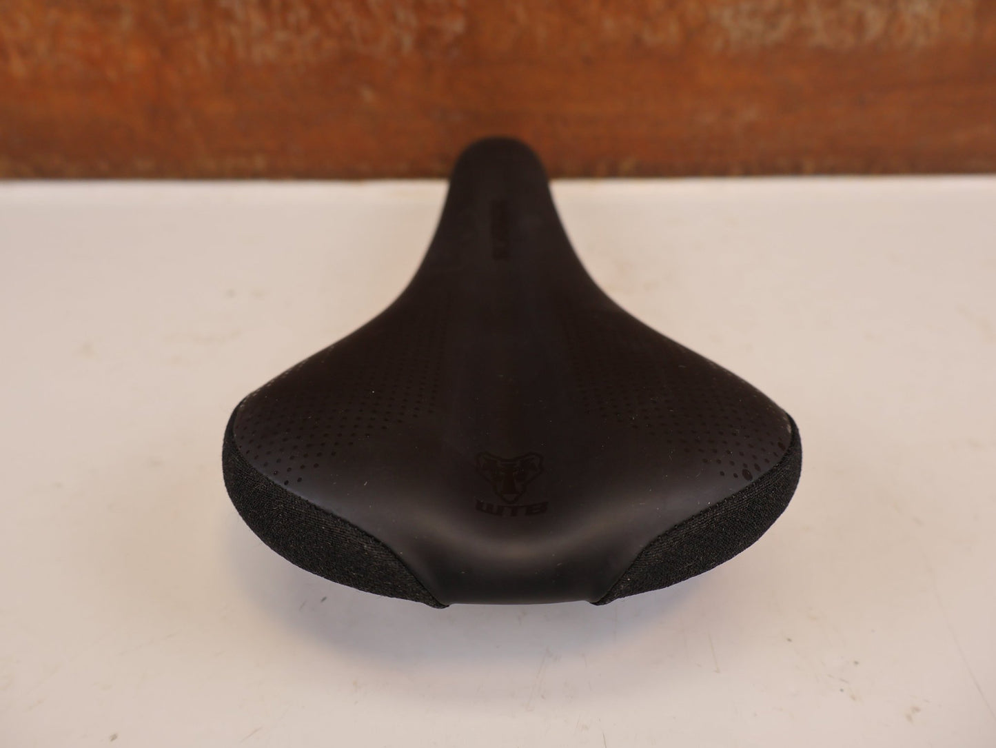 Sattel von WTB, WTB SILVERADO TITANIUM SATTEL 135 MM MTB ROAD GRAVEL vor USEDBIKES-OB.DE Hintergrund