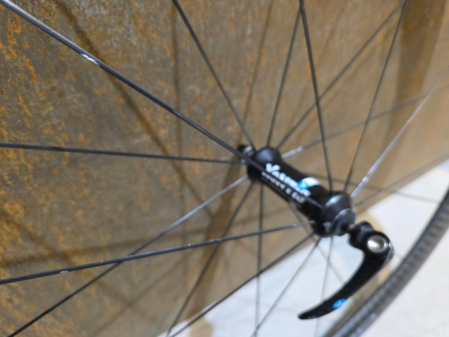 Laufrad/Laufradsatz von Xentis, XENTIS SQUAD 4.2 SCHWARZ LAUFRADSATZ 700C FELGENBREMSE in variant_title vor USEDBIKES - OB.DE Hintergrund
