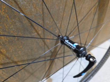 Laufrad/Laufradsatz von Xentis, XENTIS SQUAD 4.2 SCHWARZ LAUFRADSATZ 700C FELGENBREMSE in variant_title vor USEDBIKES - OB.DE Hintergrund
