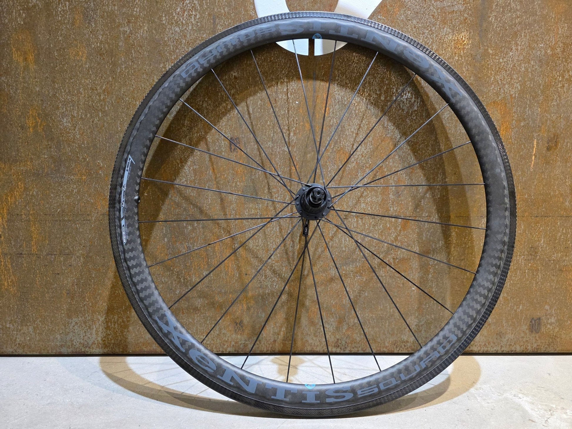 Laufrad/Laufradsatz von Xentis, XENTIS SQUAD 4.2 SCHWARZ LAUFRADSATZ 700C FELGENBREMSE in variant_title vor USEDBIKES - OB.DE Hintergrund
