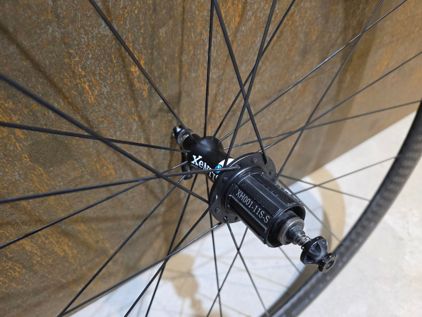 Laufrad/Laufradsatz von Xentis, XENTIS SQUAD 4.2 SCHWARZ LAUFRADSATZ 700C FELGENBREMSE in variant_title vor USEDBIKES - OB.DE Hintergrund